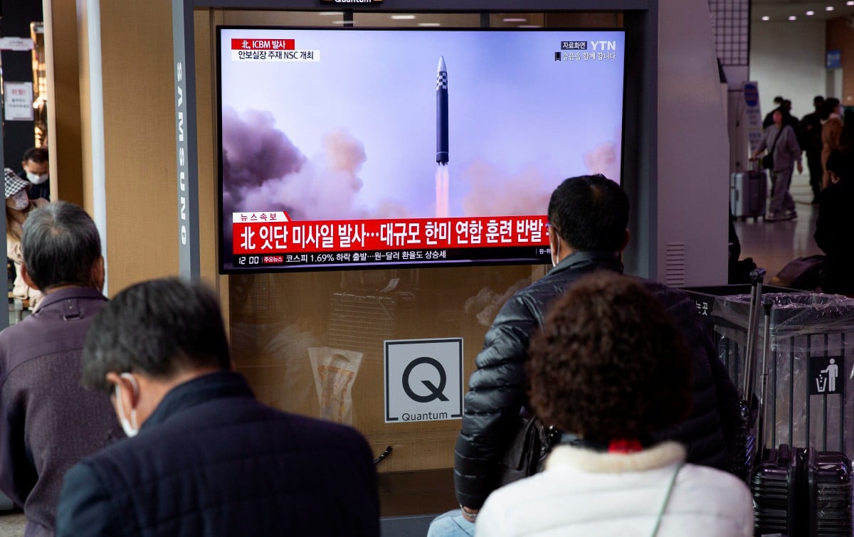 ORANG ramai menyaksikan berita mengenai pelancaran peluru berpandu Korea Utara yang disiarkan stesen televisyen Korea Selatan. FOTO EPA 