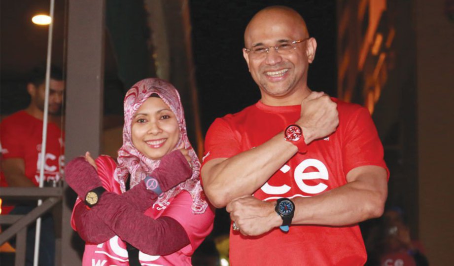 DATUK Seri Meer Habib dan isterinya melepaskan peserta di garisan permulaan.