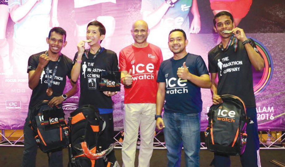 TIGA pelari lelaki teratas kategori 10km bergambar bersama Datuk Seri Meer Habib (tengah) dan Hafiz.
