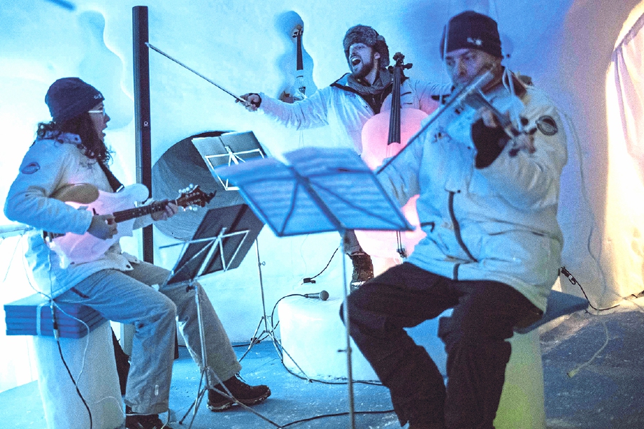AHLI muzik memainkan peralatan diperbuat daripada ais di dalam iglu dengan cuaca di bawah paras beku.
