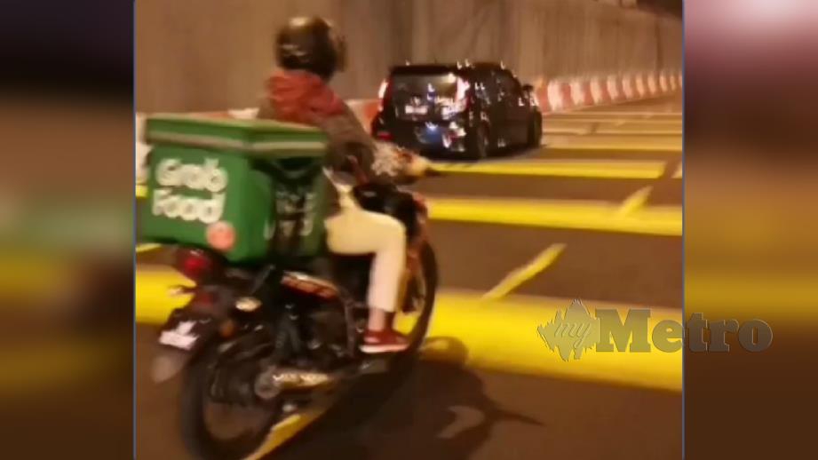 Zulfahani menunggang motosikal suaminya menjadi penghantar makanan walaupun sedang mengandung. FOTO Ihsan Zulfahani Zulkifli