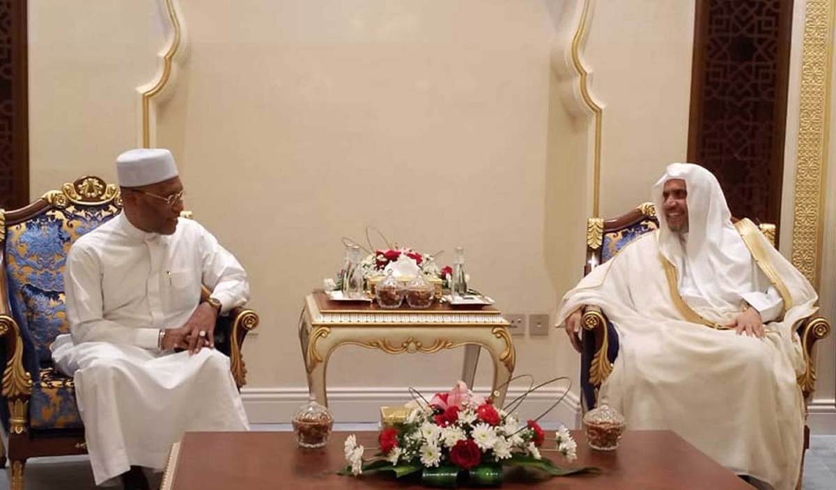 IDRIS (kiri) dan Sheikh Mohammad mengadakan pertemuan di Makkah. FOTO Facebook Idris Ahmad