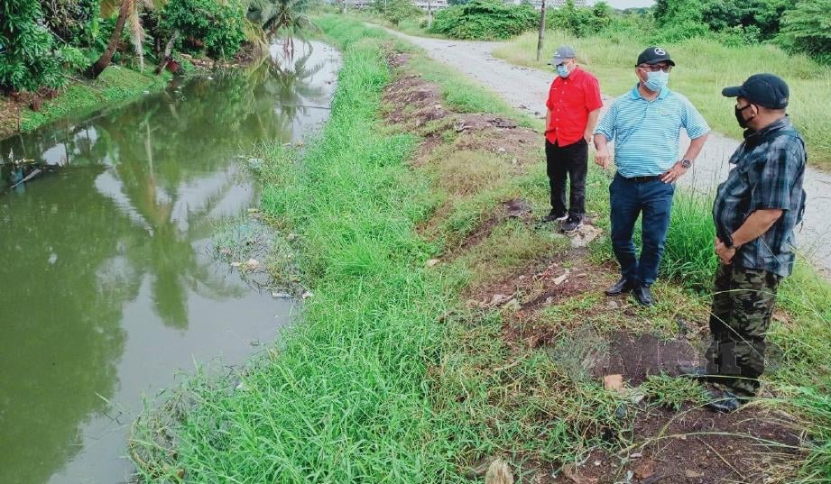 IDRIS (dua kanan) bersama ADUN Pantai Kundor, Datuk Nor Azman Hassan dan Pengerusi Pembela Klebang Besar, Datuk Mohd Yusoff Abu Hassan (kanan) melihat keadaan Sungai Pulau Gadong yang tercemar, hari ini. FOTO AMIR MAMAT