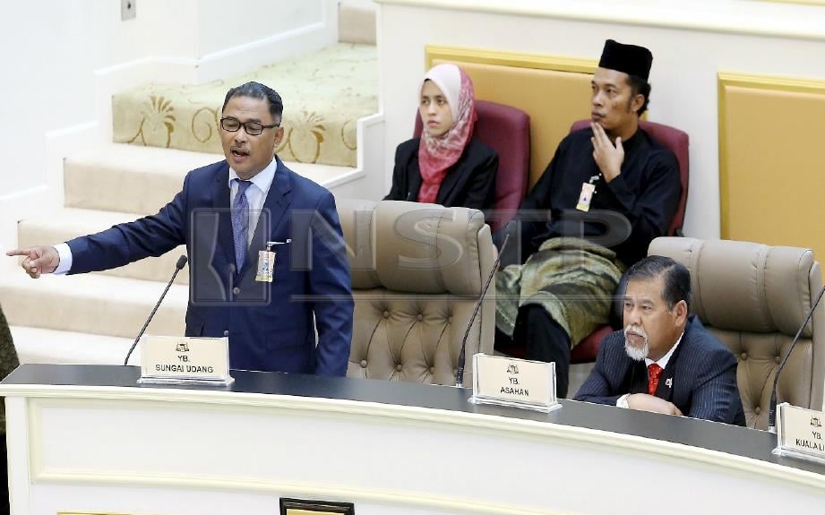 Idris (kiri) semasa berhujah pada Sidang DUN Melaka. FOTO Rasul Azli Samad 