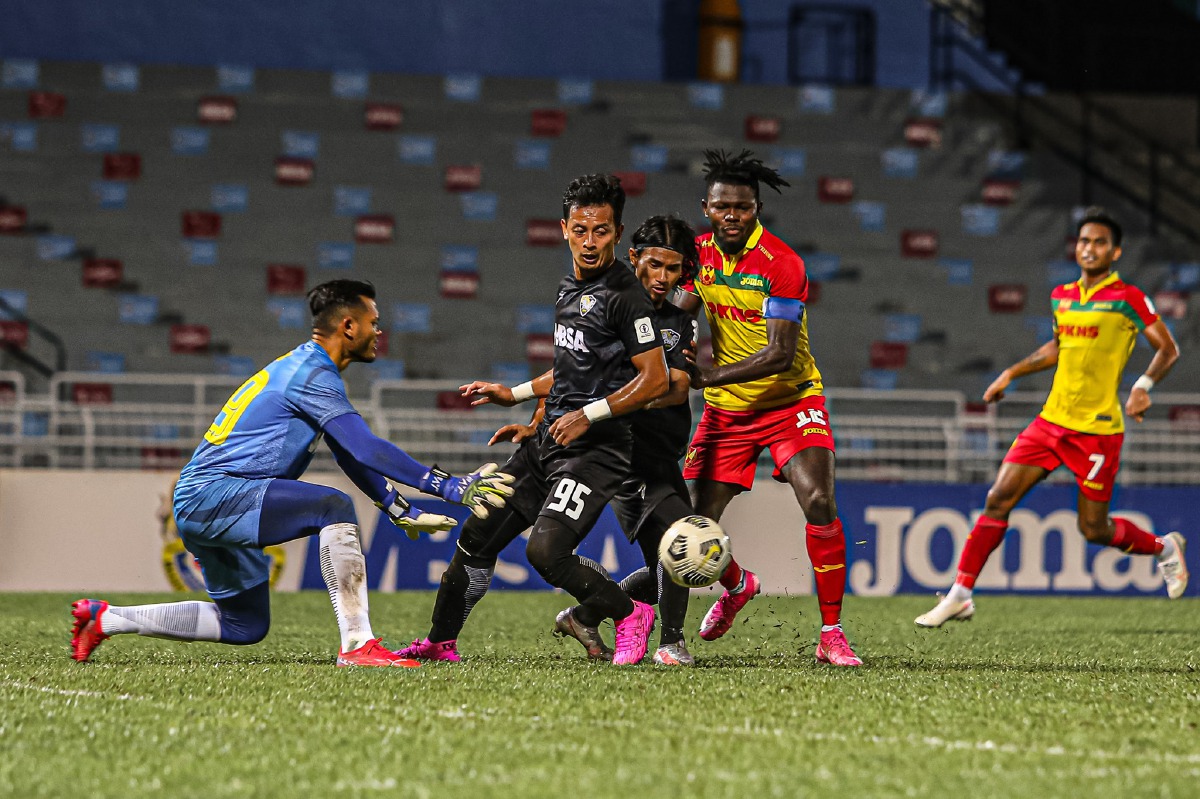AKSI Ifedayo (dua kanan) semalam. FOTO Selangor FC