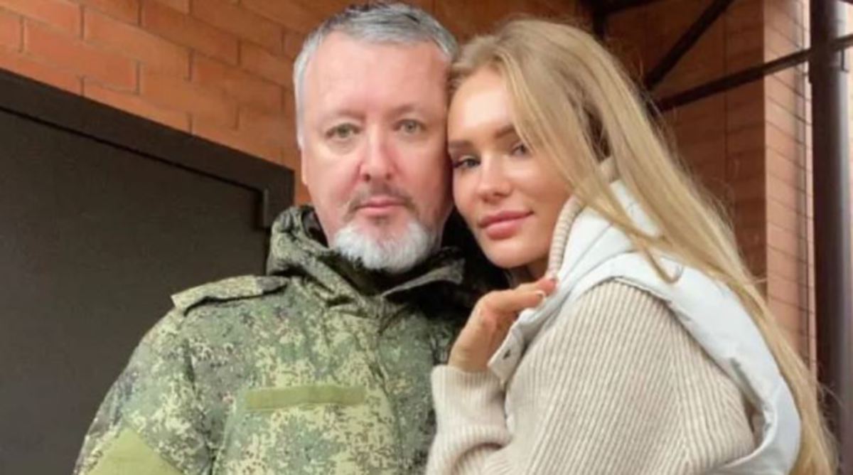 GAMBAR Igor Girkin (kiri) dalam pakaian seragam tentera mengucapkan selamat tinggal kepada isterinya, tular dalam media sosial. FOTO Agensi 