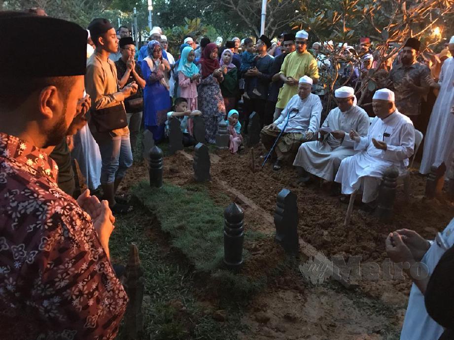 MENTERI Besar Kedah, Datuk Seri Mukhriz Mahathir (kiri) hadir di majlis pengebumian Ustaz Ku Yaakob di Tanah Perkuburan Islam Masjid Al Bukhory. FOTO Ihsan pembaca 