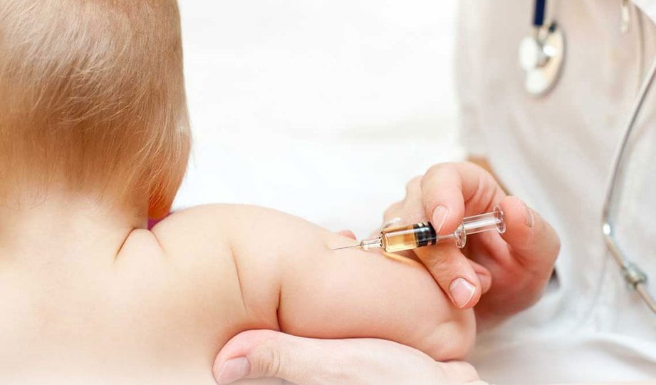 PROGRAM Imunisasi Kebangsaan mewajibkan vaksin diberi sebaik bayi lahir.