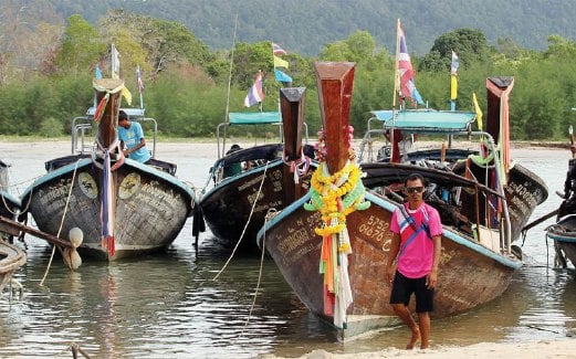 PERKHIDMATAN bot yang disediakan untuk pelancong melawat pulau di Krabi.