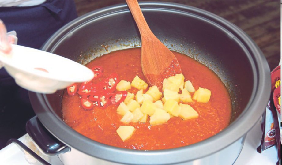 3. MASUKKAN nanas dan tomato, kacau sebati sehingga bahan agak lembut.