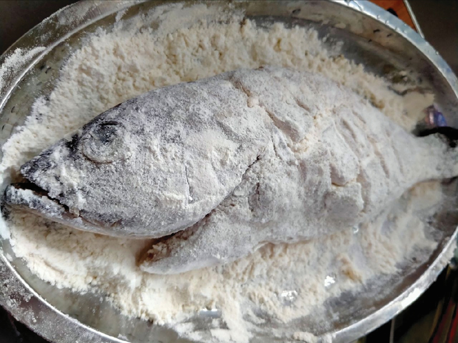 5. GAULKAN ikan dengan tepung.