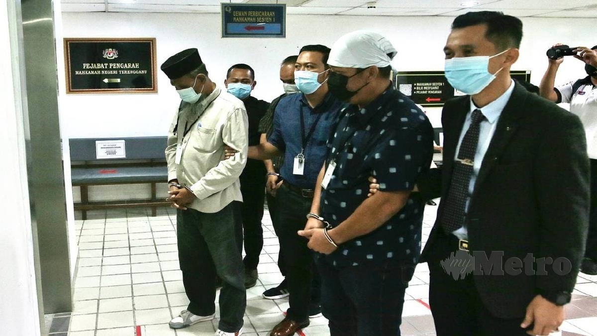 SYED Abdullah (kiri) ketika dibawa ke Mahkamah Sesyen Kuala Terengganu hari ini. FOTO Ghazali Kori.