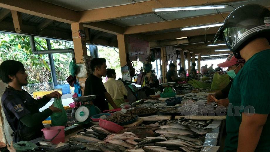 Peniaga ikan di Pasar Besar Gua Musang menerima bekalan pada harga yang mahal. Foto Ramli Ibrahim