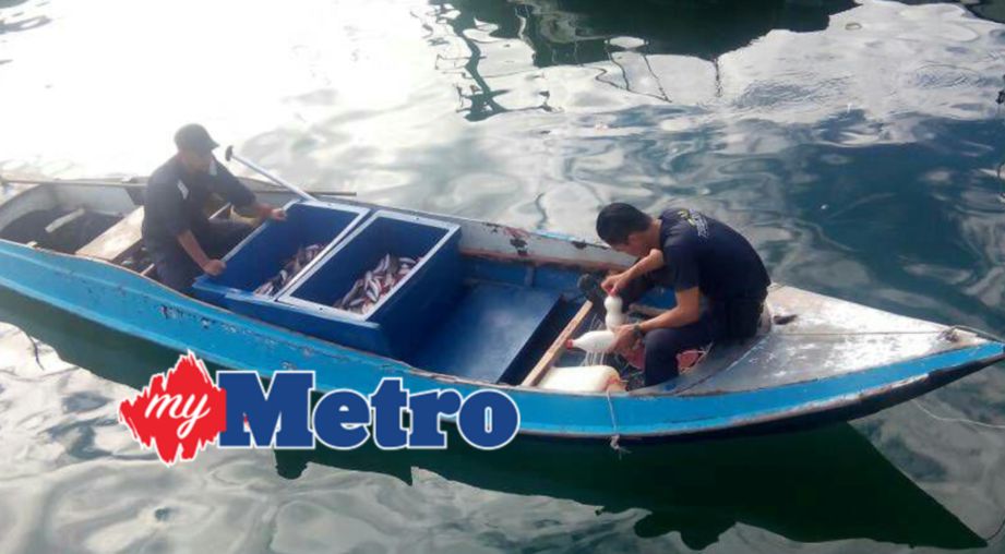 ANGGOTA APMM menemui peralatan membuat bahan letupan dalam bot pam di perairan Pulau Sapi, Kota Kinabalu. IHSAN APMM