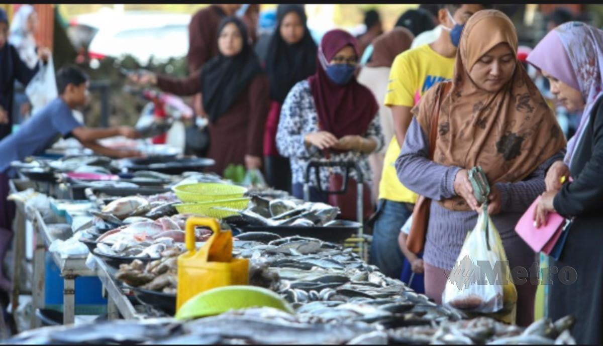 ORANG ramai memilih ikan di RTC, Tunjung hari ini.  FOTO Nik Abdullah Nik Omar.