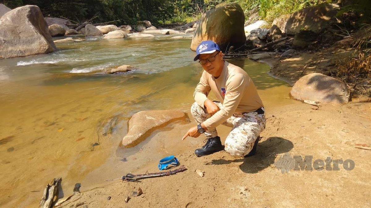 Ketua Operasi Unit Perikanan Darat, Timbalan Pegawai Perikanan Darat Mohd Azhar Jusoh menunjukkan peralatan menangkap ikan yang ditemui di tepi Sungai Limau , Kenaboi ketika mengadakan operasi dan pemantauan.
