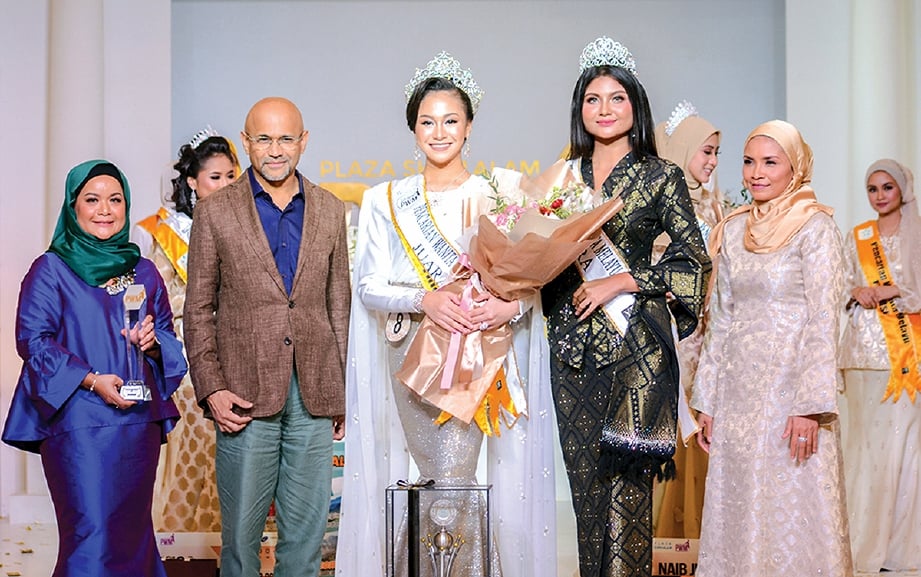 PENGARAH Urusan Habib Jewels, Datuk Seri Meer Sadik Habib (dua kiri) bersama juara Pencarian Wanita Melayu 2019, Aini Sophi.