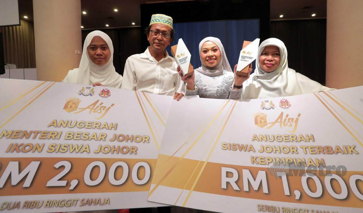 NUR Raudhatul (dua dari kanan) bersama ahli keluarganya selepas diangkat sebagai penerima Anugerah Menteri Besar Johor - Ikon Siswa Johor, Anugerah Siswa Johor Terbaik Kepimpinan AISJ 2023. FOTO Nur Aisyah Mazalan