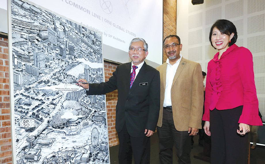 ANGELENE (kanan), Ezumi Harzani (tengah) dan Mohd Najib melancarkan pameran seni bina DP Architects.