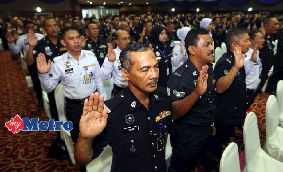 Antara pegawai dan anggota PDRM melafazkan ikrar ketika majlis menandatangani ikrar bebas rasuah Polis Diraja Malaysia (PDRM) di Dewan Tan Sri Khalid Abu Bakar, Pusat Latihan Polis (PULAPOL), Jalan Semarak. Mohamad Shahril Badri Saali 