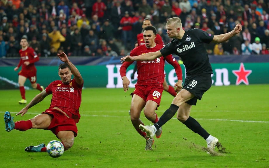 PEMAIN Salzburg, Erling Braut Haaland merembat bola ke gawang Liverpool. FOTO/REUTERS 