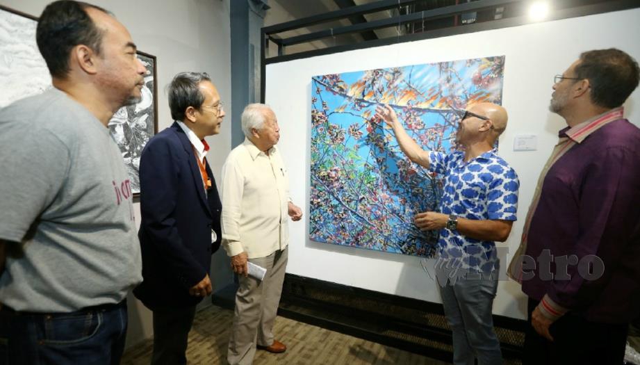 DATUK Yushaimi (dua dari kiri), Ar. Hijjas Kasturi (tiga dari kiri) dan Dr Jamil (kiri) melihat lukisan dihasilkan Prof Jailani Abu Hasan (dua kanan) pada majlis perasmian Pameran ILHAM //19 di Galeri Prima, Balai Berita Bangsar, Kuala Lumpur, hari ini. FOTO Halimaton Saadiah Sulaiman.