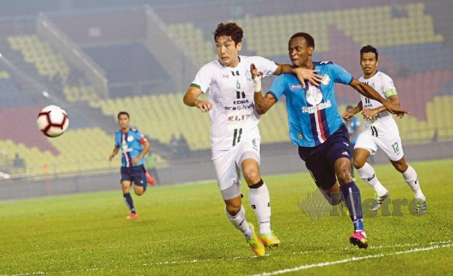 PEMAIN Melaka United, Jang Sukwon (kiri) dan pemain PDRM, Uche Agba  berentap pada aksi Piala Malaysia 2019 di Stadium Hang Jebat.