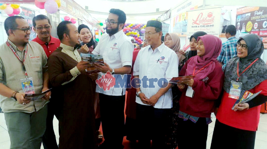 AHMAD Farouk (tengah) beramah mesra dengan sebahagian wakil agensi pelancongan yang terbabit dalam Ekspo Pelancongan 2018 di KB Mall, Kota Bharu. FOTO Nor Amalina Alias