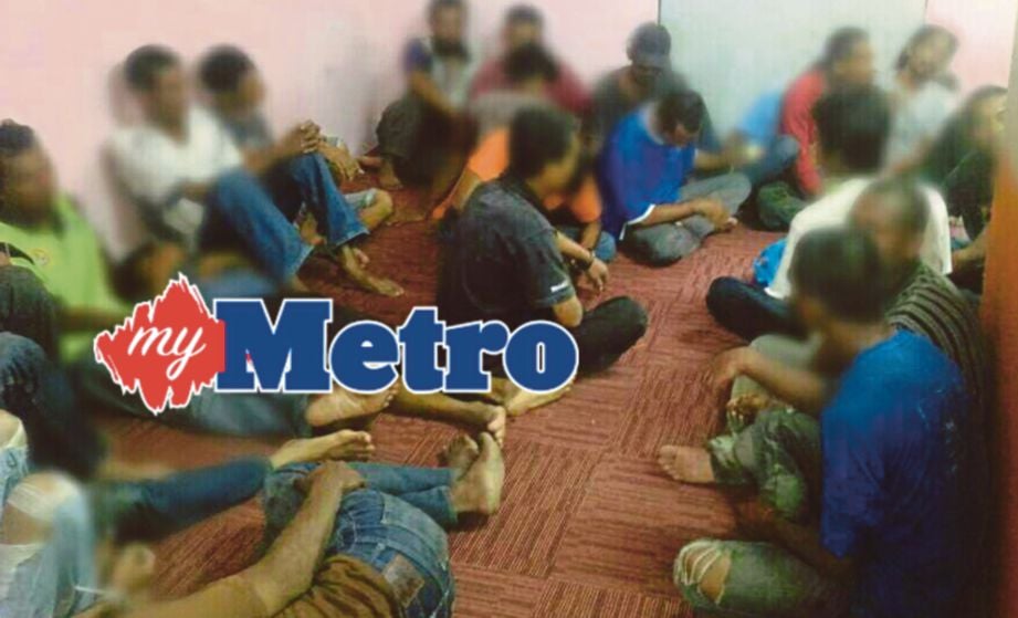 SEBAHAGIAN daripada 26 individu yang ditahan AADK di port dadah di Kampung Kuala Sala. IHSAN AADK