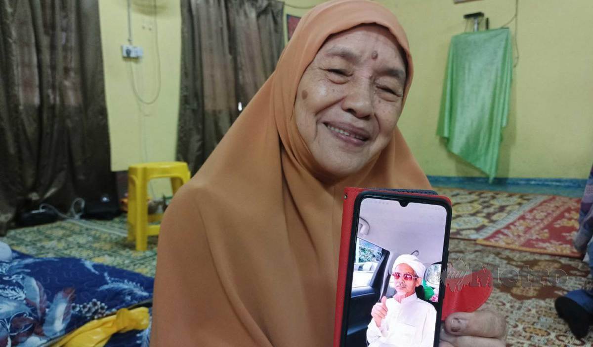 HARISON menunjukkan foto arwah suaminya, Ismail@Yunus yang maut dalam kemalangan jalan raya di Kampung Delima, Wakaf Bharu. FOTO Siti Rohana Idris