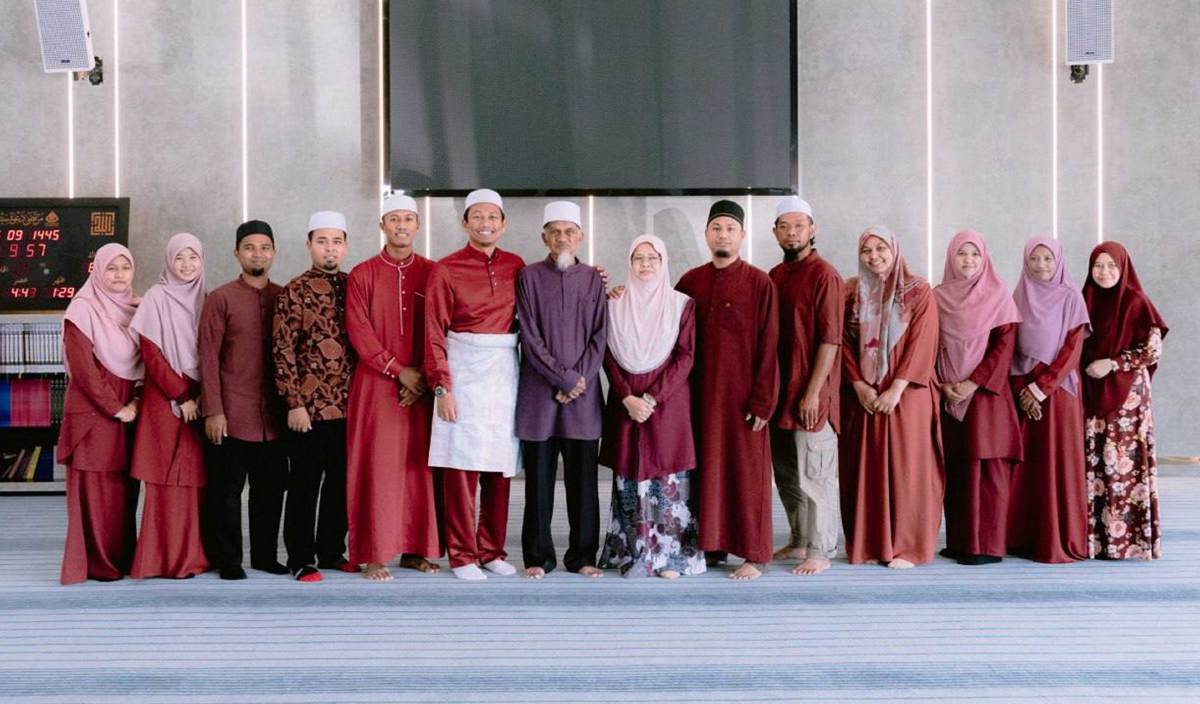 USTAZ Yaakub Yusra (enam kiri) yang cukup bertuah kerana dilahirkan dalam keluarga agamawan apabila semua sembilan adik beradiknya menjadi ustaz dan ustazah. FOTO Ihsan Mohammad Yaakub Yusra Mohd Yusof