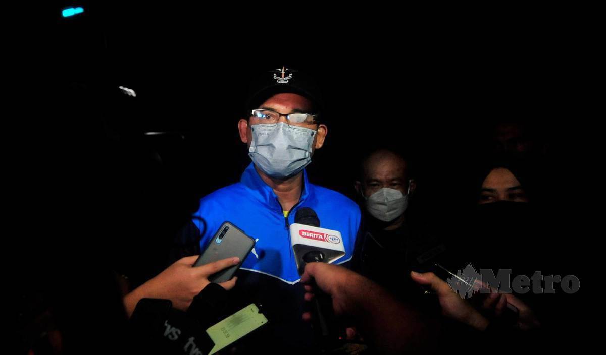 KHAIRUL Dzaimee pada sidang media selepas operasi dijalankan di sebuah penempatan setinggan di Likas. FOTO Mohd Adam Arinin