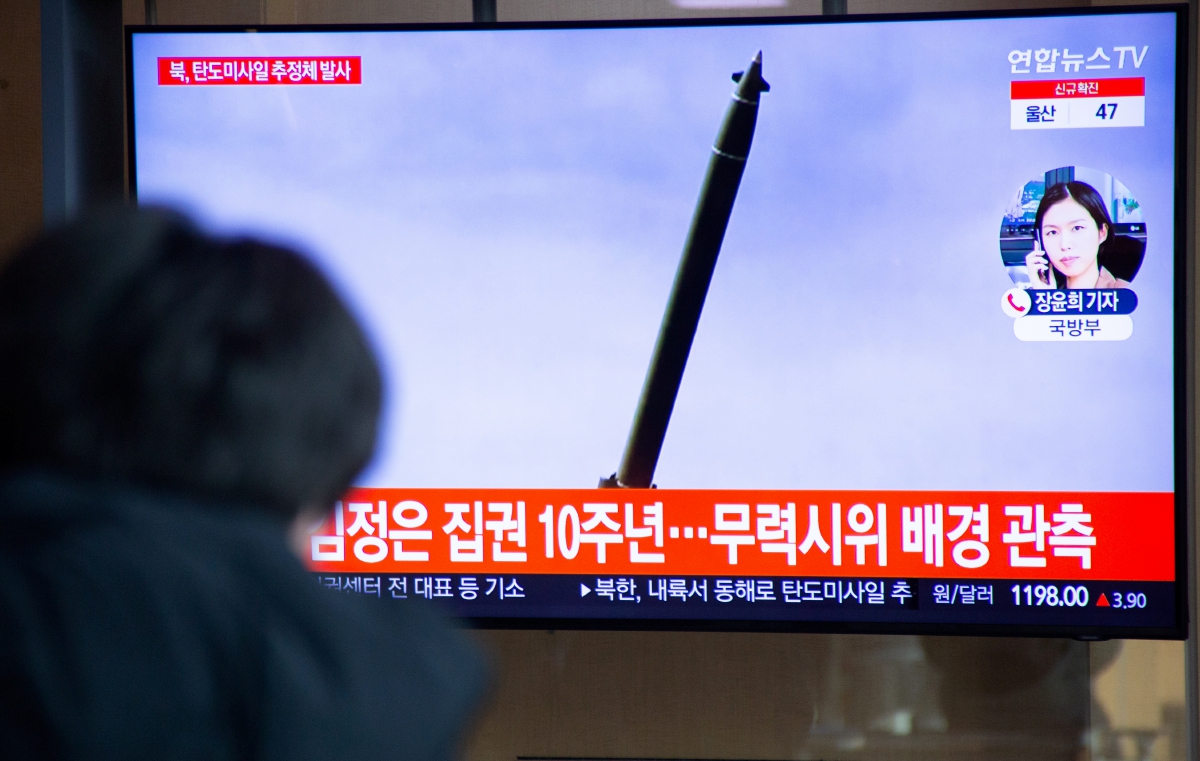 LAPORAN stesen penyiaran Korea Selatan mengenai pelancaran peluru berpandu berkenaan. FOTO EPA 