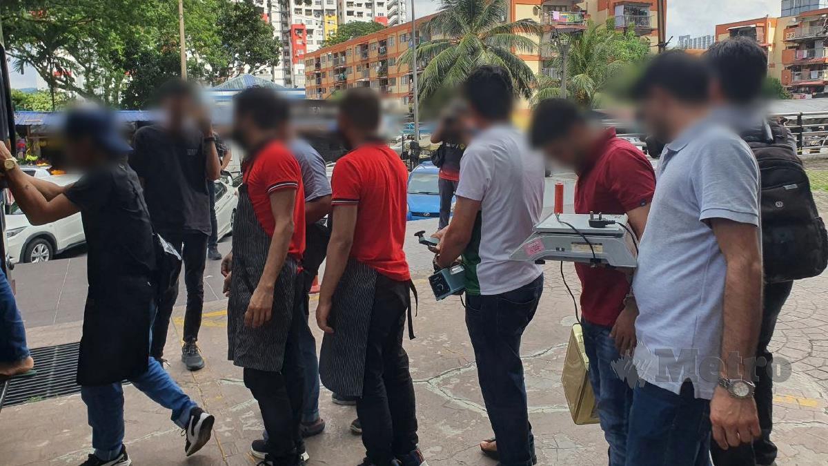 ANTARA warga asing yang ditahan dalam operasi di sebuah pusat beli-belah di Taman Melati, Kuala Lumpur, hari ini. 