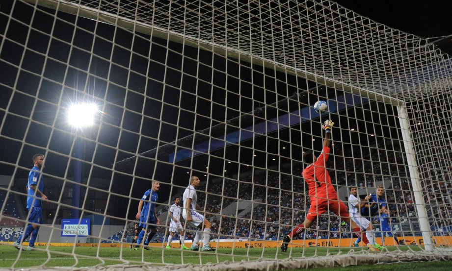 IMMOBILE (kanan) jaring gol tunggal perlawanan. -Foto Reuters