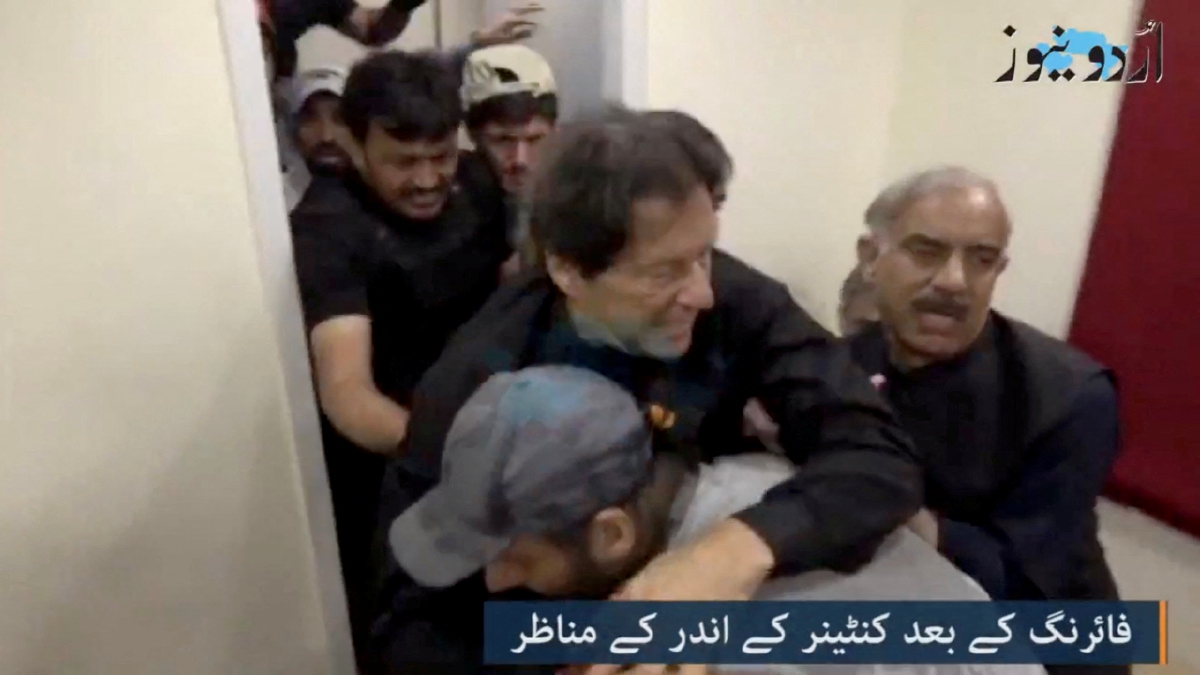 IMRAN Khan dibantu selepas beliau ditembak. FOTO Urdu Media via REUTERS