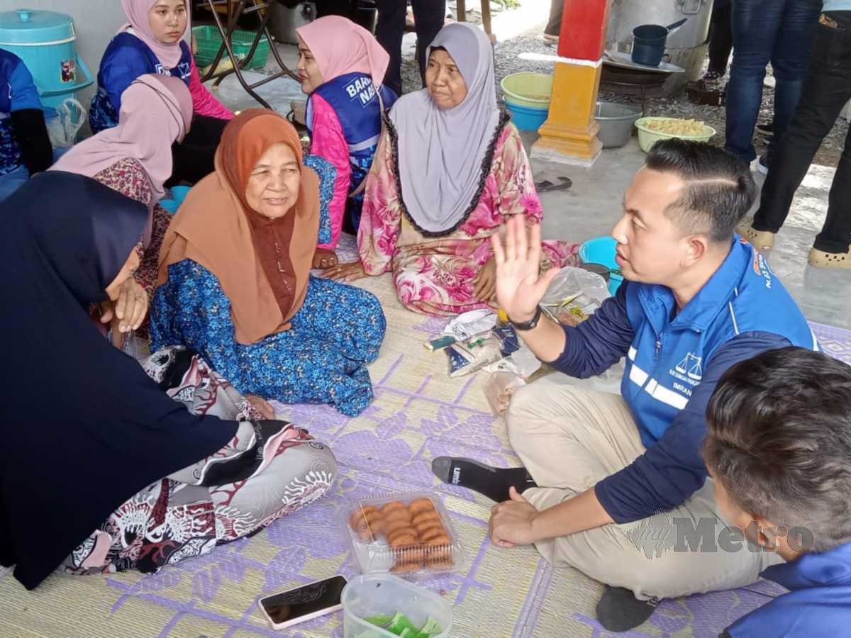 MOHD Imran (kanan) beramah mesra bersama penduduk di Kampung Pasir Panjang. FOTO Amirul Aiman Hamsuddin