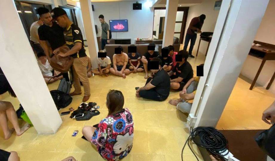 SERAMAI 34 individu termasuk remaja ditahan leka berparti liar di dua rumah inap desa di Senai, Kulai. FOTO Ihsan Polis Johor