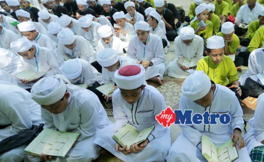 SERIBU orang terdiri pelajar tahfiz, asnaf, mualaf dan penduduk setempat hadir membaca al-Quran pada majlis Kelantan #QuranHour di Dataran Taman Tengku Anis, Kota Bharu. FOTO Fathil Asri 