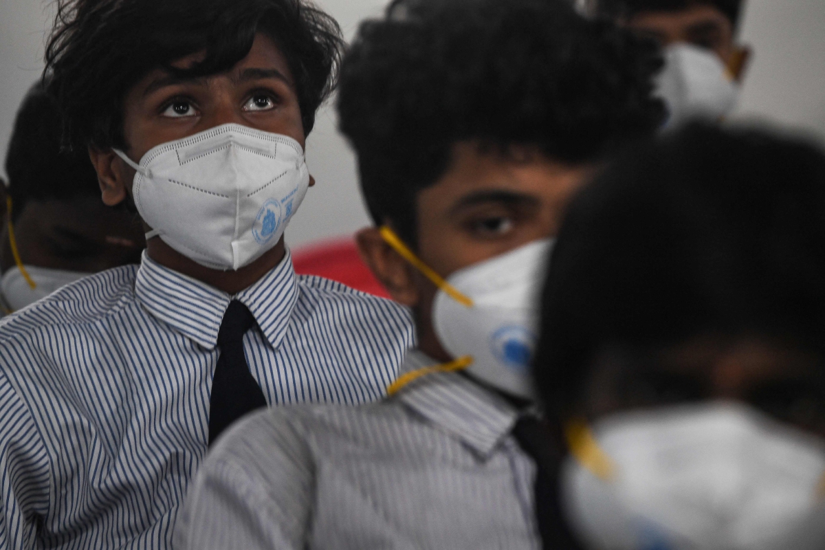 PELAJAR sekolah menunggu giliran untuk menerima suntikan vaksin Covid-19 di Mumbai. FOTO AFP 