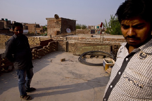Ahli keluarga mangsa menunjukkan kawasan di atas bumbung rumah tempat remaja 15 tahun dirogol sebelum dibakar Isnin lalu, di perkampungan Tigri, Noida, pinggir New Delhi. Mangsa mati di hospital hari ini. - Foto AP