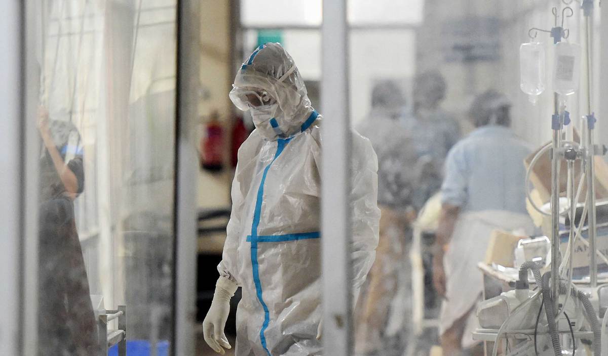 PETUGAS kesihatan memakai pakaian perlindungan diri (PPE) di wad pesakit Covid-19 di Hospital SRN, Allahabad. FOTO AFP