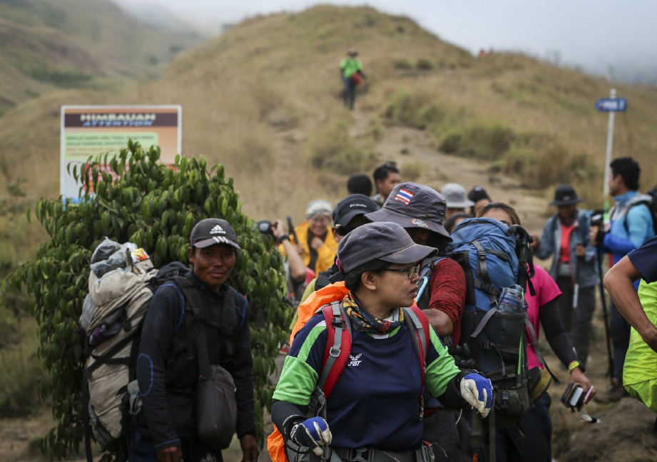PENDAKI di Gunung Rinjani turun ke kaki gunung. FOTO Agensi 