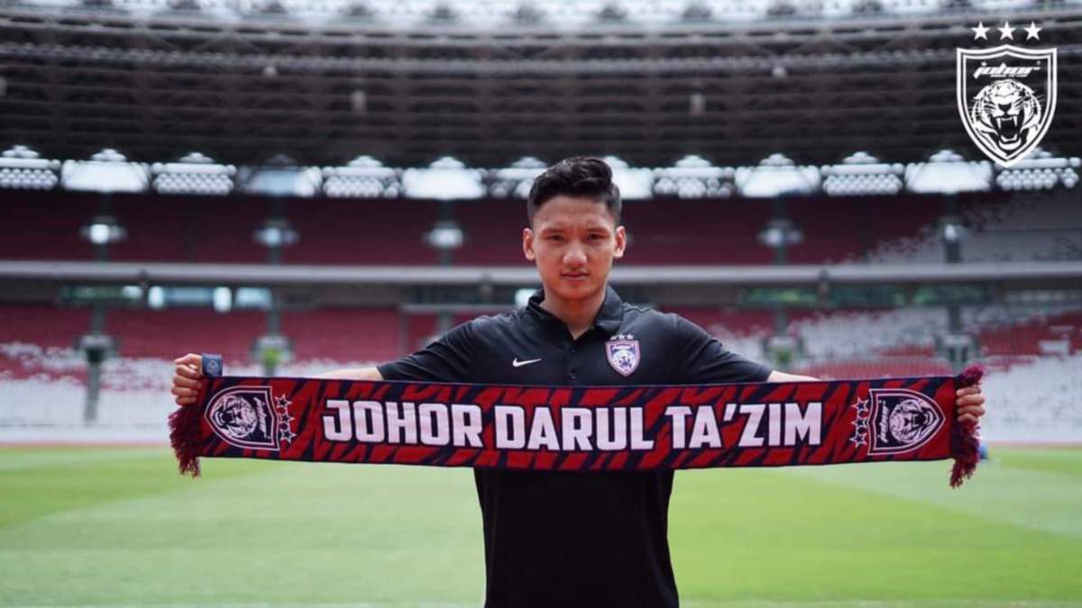 SYAHRIAN Abimanyu memperagakan muffler JDT sebagai tanda simbolik pemain itu sah milik kelab JDT pada musim depan. FOTO Ihsan Johor Southerh Tigers
