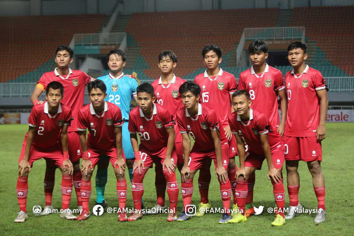 BARISAN pemain Indonesia ketika bertemu Malaysia. FOTO FB FAM
