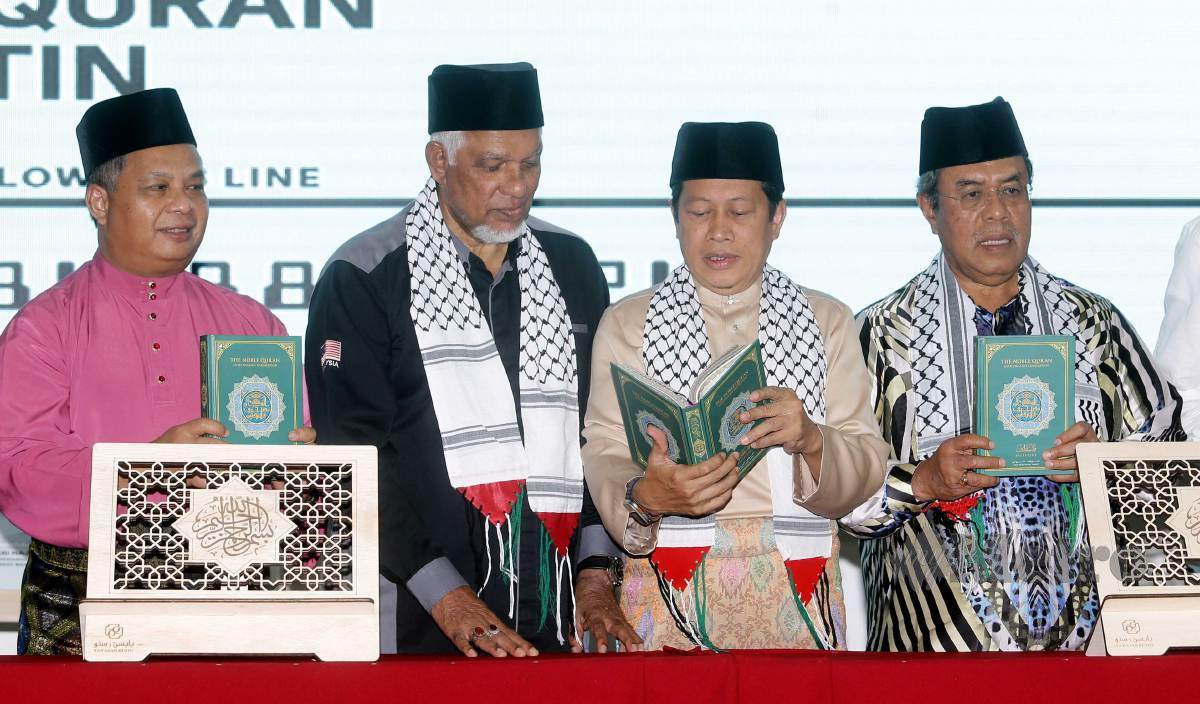 AHMAD Maslan (dua kanan) pada Majlis Pelancaran Mushaf Palestine Edisi Khas untuk solidariti “Free Palestine” di Putrajaya. FOTO Mohd Fadli Hamzah