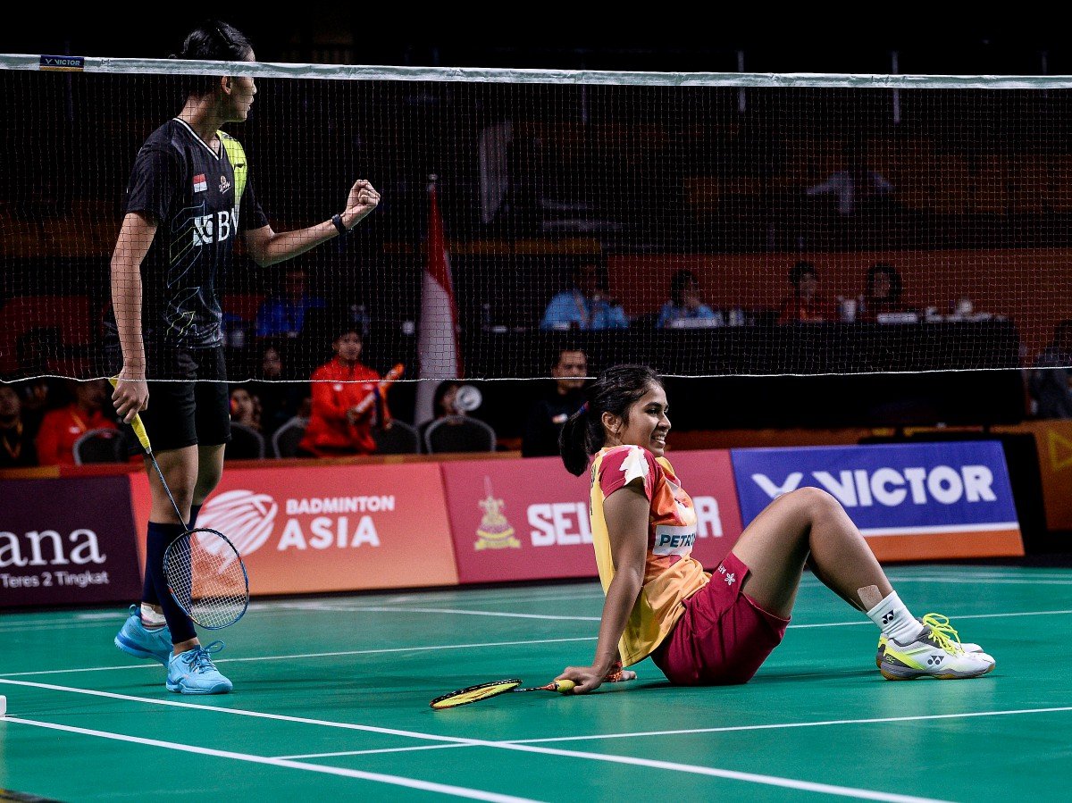 REAKSI pemain perseorangan wanita negara, K Letshanaa (kanan) selepas tewas menentang pasukan dari Indonesia, Putri Kusuma Wardani pada Kejohanan Badminton Berpasukan Asia (BATC) 2024 di Pusat Konvensyen Setia City (SCCC) hari ini. FOTO BERNAMA