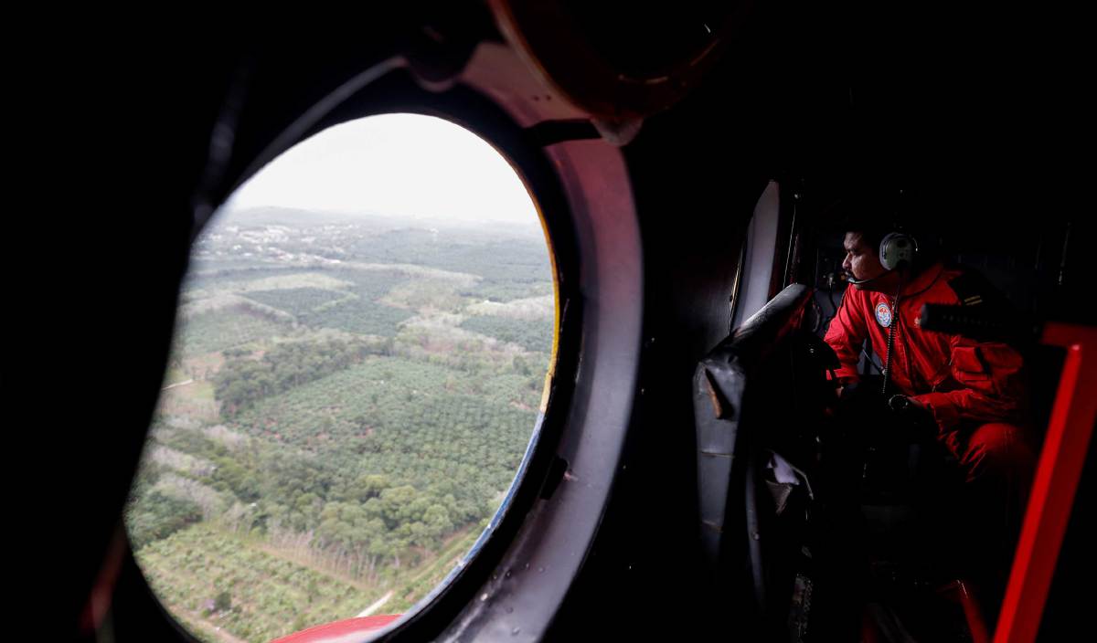 ANGGOTA Unit Udara Jabatan Bomba dan Penyelamat Malaysia melakukan tinjauan udara bagi melihat keadaan banjir berikutan hujan berterusan sejak Isnin lalu ketika tinjauan di Segamat. FOTO BERNAMA
