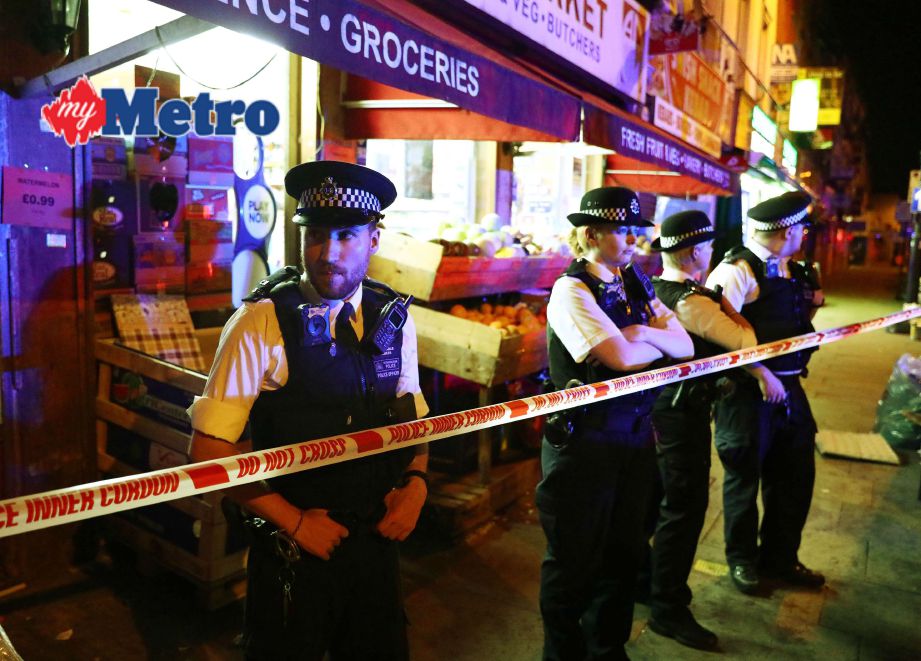 Anggota polis mengawal keadaan selepas insiden serangan. FOTO Reuters