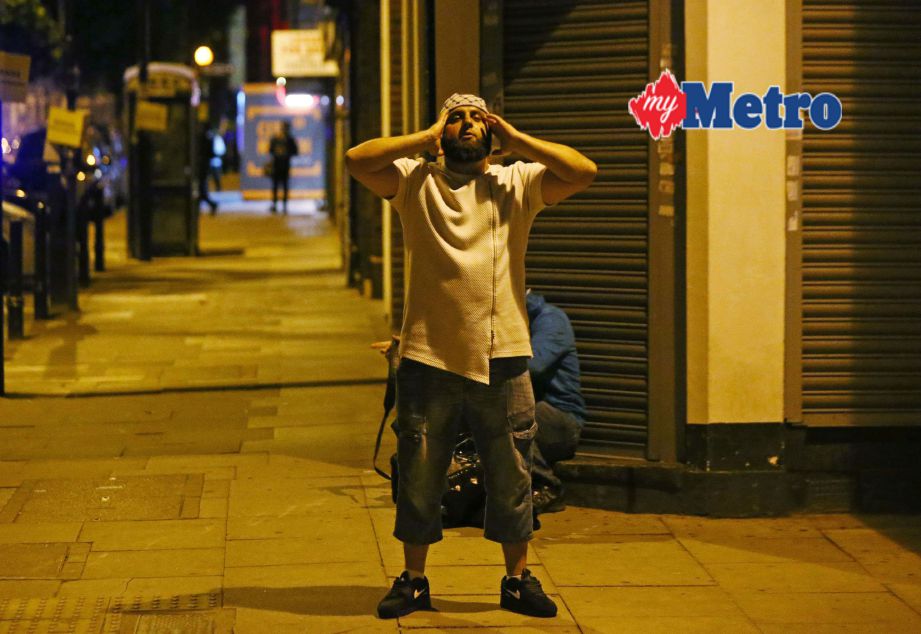 Seorang lelaki melaungkan azan selepas kejadian serangan terbaru berhampiran masjid Finsbury Park. FOTO Reuters